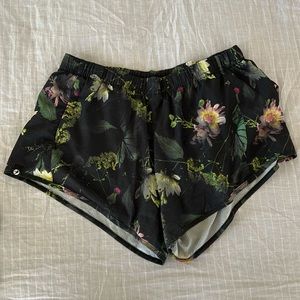Oiselle moody floral running shorts size 8